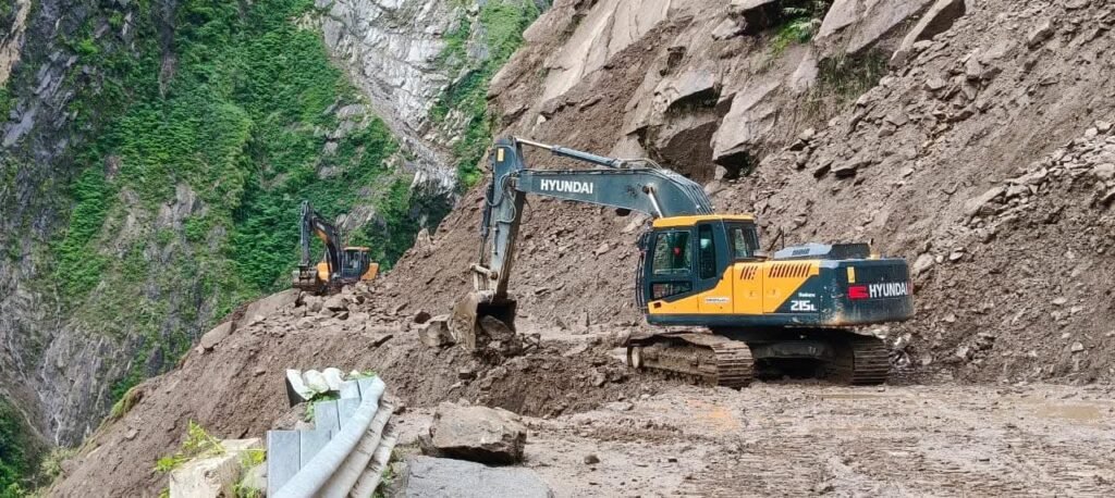 उत्तराखंड में मानसून का कहर जारी, फिर ऑरेंज अलर्ट, पत्थर गिरने से यात्री की मौत