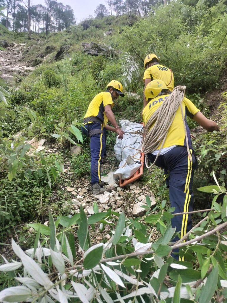 मध्यमहेश्वर में फंसे 200 तीर्थयात्री, पैदल मार्ग ध्वस्त