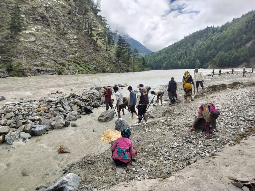 हर्षिल में गंगोत्री हाईवे की ओर हुआ भागीरथी का बहाव, आज हटाई जाएगी झील से सिल्‍ट