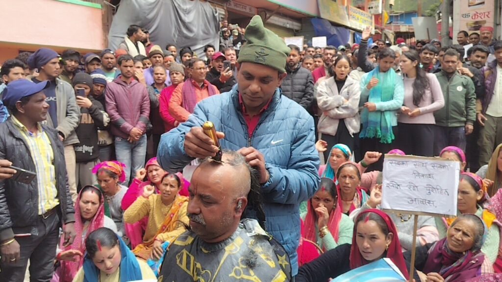 मुंडन कराकर किया बद्रीनाथ धाम मास्टर प्लान का विरोध, बाजार बंद