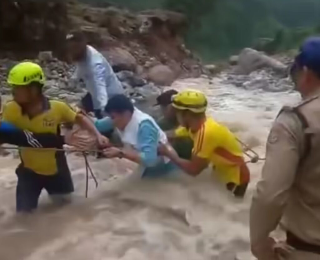 विधायक का गनर गदेरे में बहा, एसडीआरएफ ने बमुश्किल बचाया