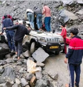 गौरीकुंड के पास पहाडी से गिरे बोल्डर की चपेट मे आया वाहन