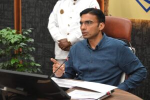 DM ने बदली चार बहनों की जिंदगी, बदकिस्मती की चौखट लांघ पहुंची स्कूल