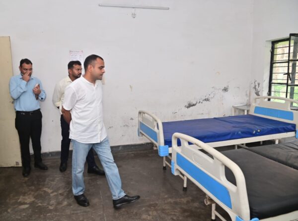 साफ-सफाई पर जिलाधिकारी की फटकार, रुड़की अस्पताल में खामियों पर जताई नाराजगी