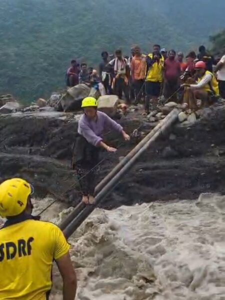 एसडीआरएफ जवानों की दिलेरी और रस्सियों के सहारे बची 70 ज़िंदगियां