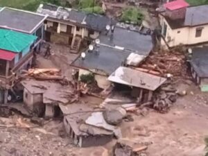 चमोली में बादल फटा, कई घर तबाह