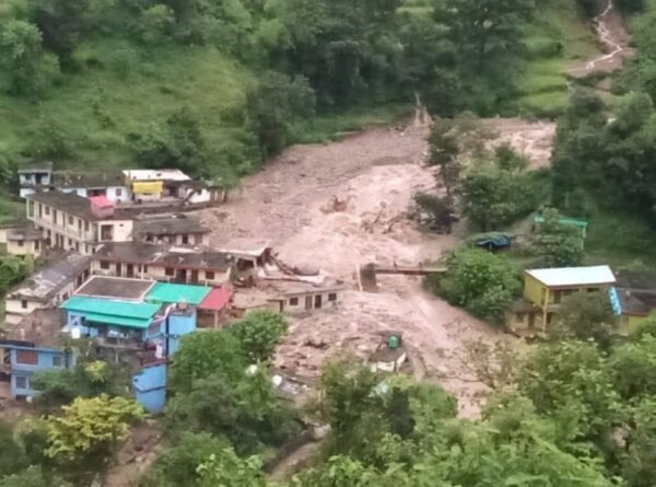 चमोली में बादल फटा, कई घर तबाह