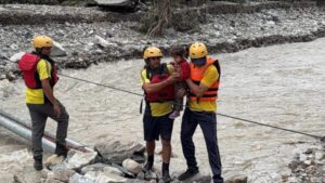 आठ किलोमीटर पैदल चलकर पहुंची SDRF टीम