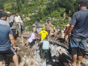 आठ किलोमीटर पैदल चलकर पहुंची SDRF टीम