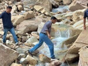 डीएम इन एक्शन: 12 किमी पैदल सफर कर ढाई घंटे में फुलेत पहुंचे