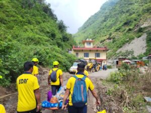 पुलेथ गाँव में बीमार महिला को स्ट्रेचर पर पहुँचाया अस्पताल