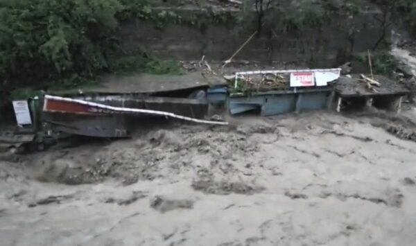 सहस्त्रधारा में फटा बादल, दो लोग लापता