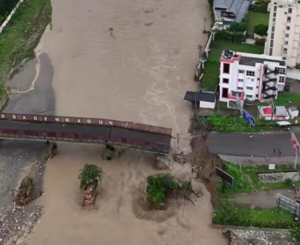 देहरादून के तीन प्रमुख मार्ग बाधित या डायवर्ट, मसूरी मार्ग पूरी तरह बंद