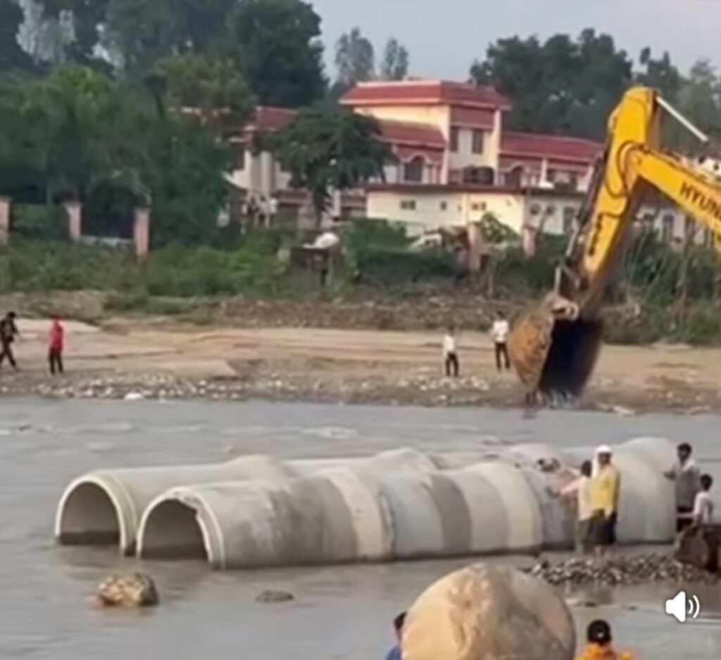 नंदा की चौकी में अस्थाई पुल का निर्माण युद्ध स्तर पर जारी