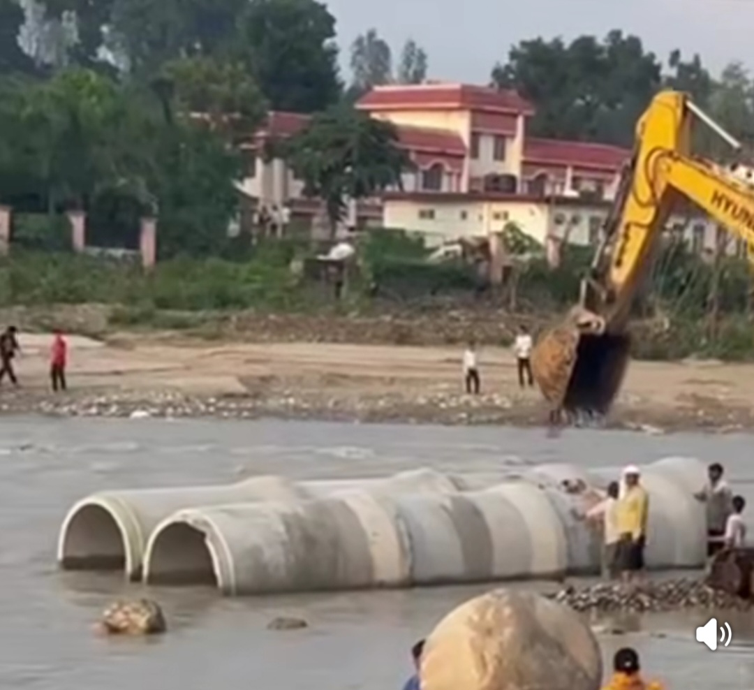 नंदा की चौकी में अस्थाई पुल का निर्माण युद्ध स्तर पर जारी