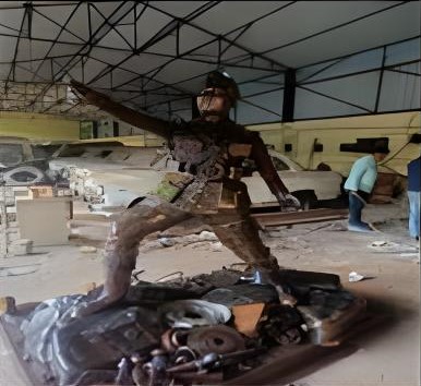 स्क्रैप से बनी नेताजी की प्रतिमा