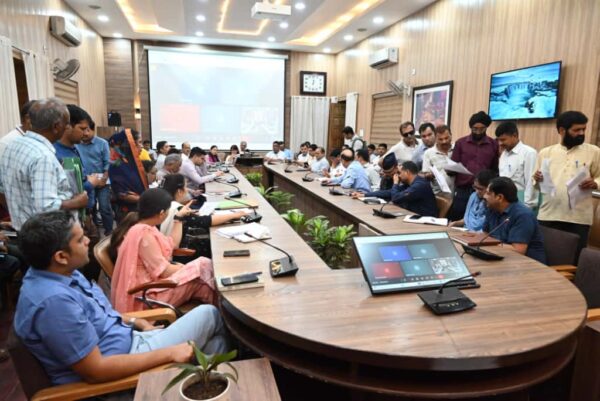 कलेक्ट्रेट में जनता दरबार: 125 समस्याएं सुनीं, कई का मौके पर हुआ समाधान