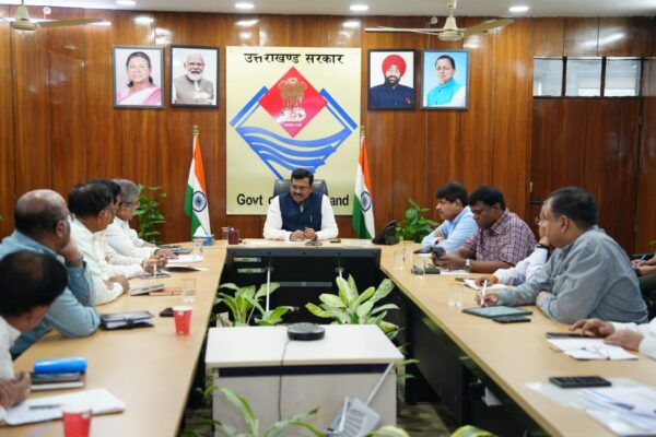 बैठक में दिशा निर्देश देते मुख्य सचिव आनन्द बर्द्धन