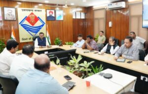 बैठक में दिशा निर्देश देते मुख्य सचिव आनन्द बर्द्धन