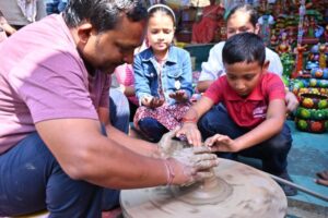 विरासत में नन्हे हाथों की रचनात्मकता बिखरी, मिट्टी और रंगों में झलकी सृजन की चमक