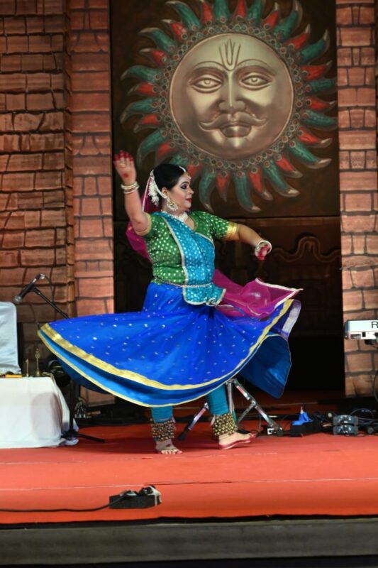 अलविदा विरासत: समापन पर भावुक हुईं आंखें, गीतों-नृत्य से सजी शाही शाम