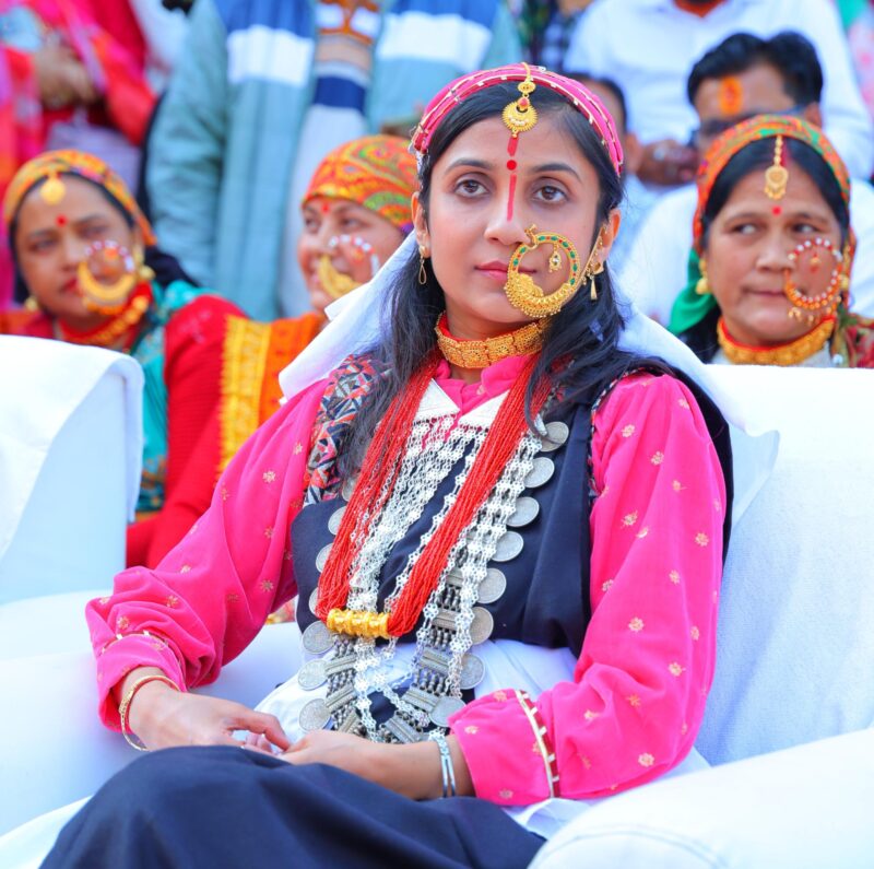 पहाड़ के रंग में रंगी जिलाधिकारी स्वाति भदौरिया